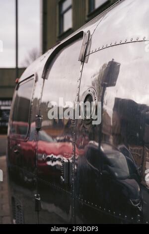 Wandsworth Town, London - 2021.04.03: Shiny Airstream Style Caravan, Anhänger auf dem Bürgersteig geparkt Stockfoto