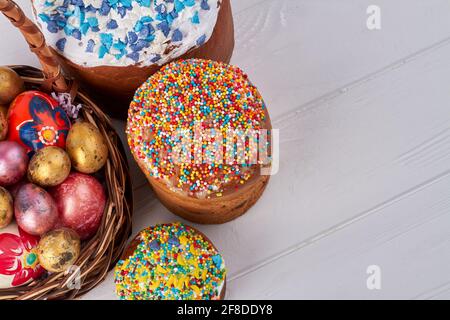 Draufsicht osterkuchen und Eier stapeln sich. Stockfoto