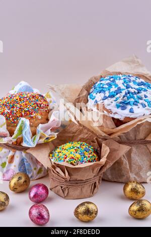 Vertikale Aufnahme easter Cupcakes und Eier. Stockfoto