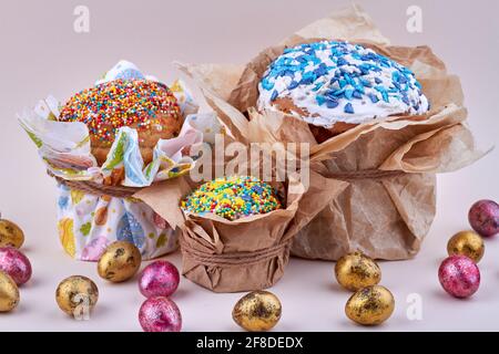 Süße oster-Cupcakes und Eier. Stockfoto