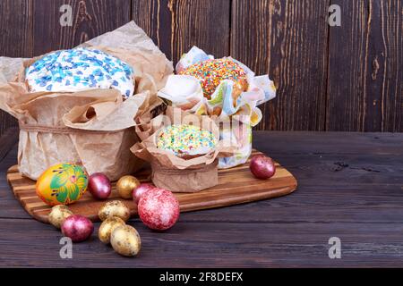 Osterzusammensetzung aus Cupcakes und Eiern. Stockfoto