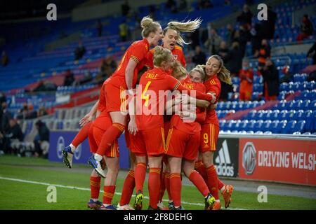 Wales moderiert Dänemark in einem UEFA-Fußballfreund im Cardiff City Stadium: Abgebildet ist Jess Fishlock von Wales, der ein Tor feiert.Denmark's Credit: Andrew Dowling/Alamy Live News Stockfoto