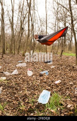 Schlechtes Beispiel für das Wegwerfen von Müll auf dem Campingplatz, im Wald. Stockfoto