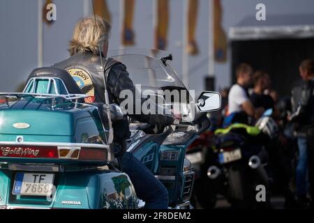 Riga, Lettland - 22. September 2020: Motorradfahrer feierten die Eröffnung der Motorradsaison mit der Fahrt über die Stadt. Stockfoto