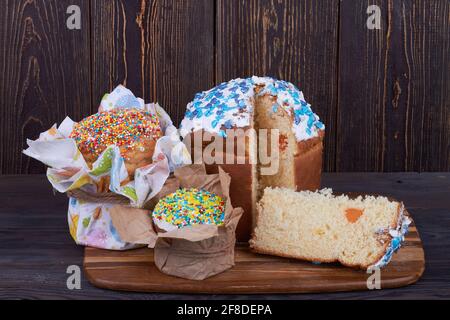 Oster-Cupcakes auf rustikalem Holzhintergrund. Stockfoto