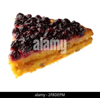 Geschnittenes Stück Karottenkuchen, darauf mit Johannisbeeren bestreut, auf weißem Hintergrund Stockfoto