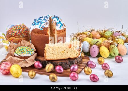 Osterkuchen und bemalte Eier auf dem weißen Tisch. Stockfoto