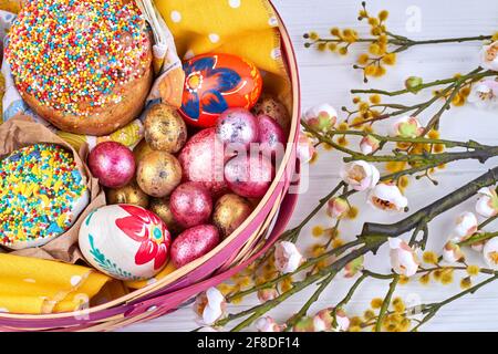 Nahaufnahme von ostergebäck und Eiern im Korb. Stockfoto