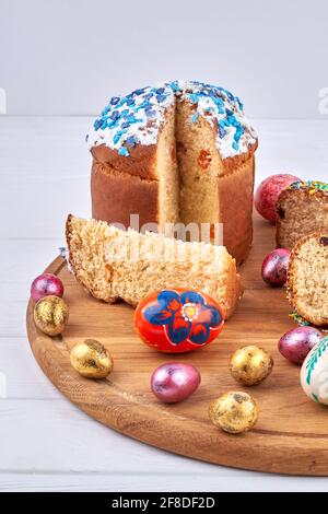 Osterkuchen mit osterglasur und bunten Eiern. Stockfoto