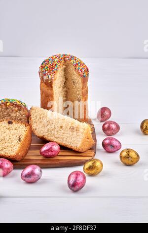 Osterkuchen mit weißer Glasur und festlicher Osterdekoration. Stockfoto