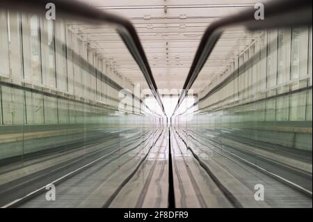 Leerer Travelator mit Glasgeländern. Ohne Menschen. Mechanisierte Fußgängerüberführung Stockfoto