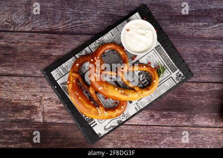 Brezel auf einem Holztisch. Draufsicht mit Kopierbereich Stockfoto