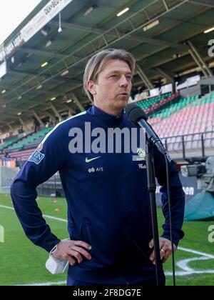 NIJMEGEN, NIEDERLANDE - APRIL 13: Trainer Tony Gustavsson aus Australien während der Womens International Friendly zwischen den Niederlanden und Australien in Gof Stockfoto