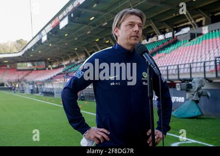 NIJMEGEN, NIEDERLANDE - APRIL 13: Trainer Tony Gustavsson aus Australien während der Womens International Friendly zwischen den Niederlanden und Australien in Gof Stockfoto