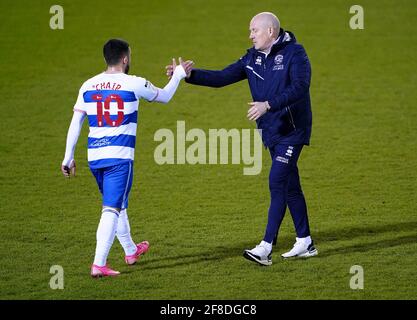 Der Manager der Queens Park Rangers, Mark Warburton (rechts), schüttelt sich am Ende des Sky Bet Championship-Spiels im AESSEAL New York Stadium, Rotherham, die Hände mit dem Ilias Chair. Bilddatum: Dienstag, 13. April 2021. Stockfoto