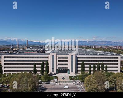 Draufsicht auf das Werk Mirafiori der Stellantis-Gruppe, dem viertgrößten Automobilkonzern der Welt. Turin, Italien - April 2021 Stockfoto