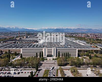 Draufsicht auf das Werk Mirafiori der Stellantis-Gruppe, dem viertgrößten Automobilkonzern der Welt. Turin, Italien - April 2021 Stockfoto