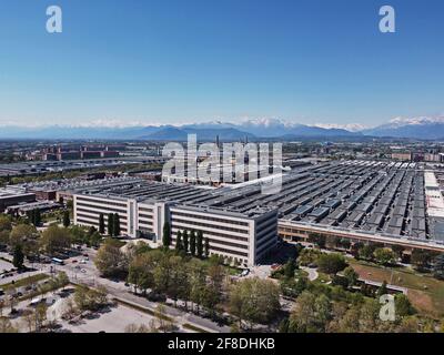 Draufsicht auf das Werk Mirafiori der Stellantis-Gruppe, dem viertgrößten Automobilkonzern der Welt. Turin, Italien - April 2021 Stockfoto