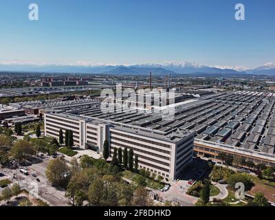 Draufsicht auf das Werk Mirafiori der Stellantis-Gruppe, dem viertgrößten Automobilkonzern der Welt. Turin, Italien - April 2021 Stockfoto