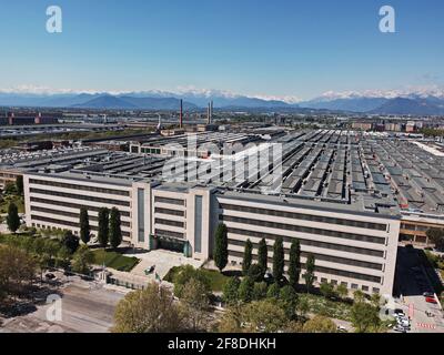 Draufsicht auf das Werk Mirafiori der Stellantis-Gruppe, dem viertgrößten Automobilkonzern der Welt. Turin, Italien - April 2021 Stockfoto