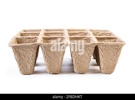 Kompostierbare Gartenarbeit, Zellpackungen aus Torffaser, isoliert auf Weiß. Stockfoto