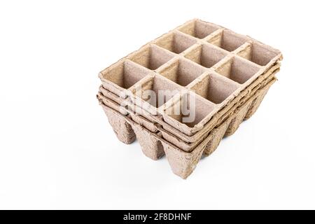 Kompostierbare Gartenarbeit, Zellpackungen aus Torffaser, isoliert auf Weiß. Stockfoto