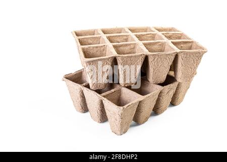 Kompostierbare Gartenarbeit, Zellpackungen aus Torffaser, isoliert auf Weiß. Stockfoto