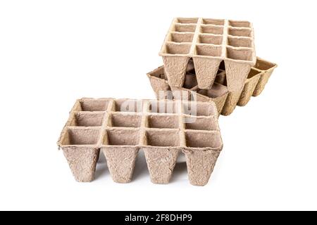 Kompostierbare Gartenarbeit, Zellpackungen aus Torffaser, isoliert auf Weiß. Stockfoto