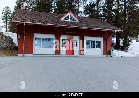 Schwaegalp, Sankt Gallen, Schweiz - 04. April 2021: Laternli Barhaus im Winter ohne Gäste, tagsüber Stockfoto