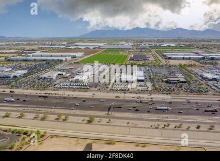 Luftaufnahme von oben auf typische Avondale Kleinstadteinkäufe Zentrum mit großem Parkplatz eine große Autobahn in der Nähe von Phoenix Arizona USA Stockfoto