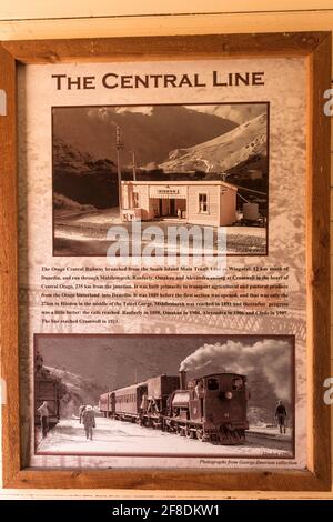 Historisches Zugschild auf dem Otago Rail Trail, Middlemarch, Otago, South Island, Neuseeland Stockfoto