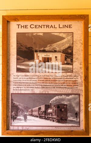 Historisches Zugschild auf dem Otago Rail Trail, Middlemarch, Otago, South Island, Neuseeland Stockfoto