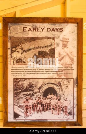 Historisches Zugschild auf dem Otago Rail Trail, Middlemarch, Otago, South Island, Neuseeland Stockfoto