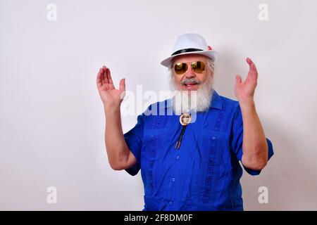 Ein trendiger alter Mann, der ein Paar Spiegel im Fliegerstil trägt Gläser mit beiden Händen angehoben Stockfoto