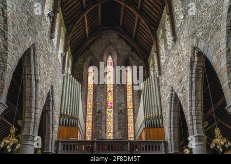 Killarney, Irland, August 2019 Innenansicht, Pfeifenorgeln und Glasmalerei in der St. Marys Cathedral Stockfoto