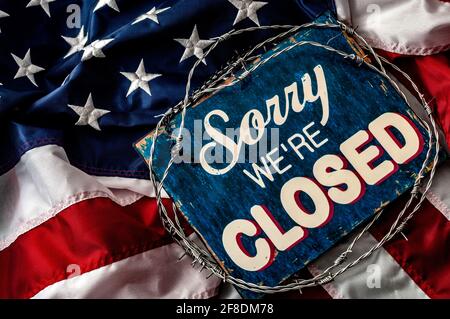 Politischer Isolationismus und wirtschaftlicher Abschwung in den Vereinigten Staaten von Amerika Amerika-Konzept mit Nahaufnahme ein Schild, das leider geschlossen ist Eingewickelt in Barbwire auf zu Stockfoto