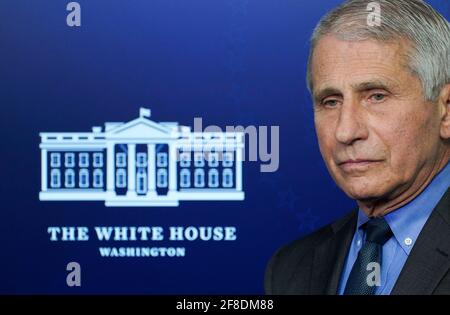 Der leitende medizinische Berater des Präsidenten Dr. Anthony Fauci nimmt am Dienstag, dem 12. April 2021, an einer Pressekonferenz im James S. Brady Press Briefing Room im Weißen Haus in Washington, DC Teil. Die an Dr. Fauci gerichteten Fragen konzentrierten sich auf die Ankündigung, dass Johnson & Johnson-Impfstoffe im ganzen Land gestoppt werden, nachdem seltene Gerinnungsfälle gemeldet wurden. Quelle: Leigh Vogel/Pool via CNP /MediaPunch Stockfoto