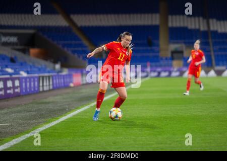 Cardiff, Wales, Großbritannien. April 2021. Natasha Harding aus Wales beim Freundschaftsspiel zwischen den Frauen aus Wales und Dänemark im Cardiff City Stadium. Kredit: Mark Hawkins/Alamy Live Nachrichten Stockfoto