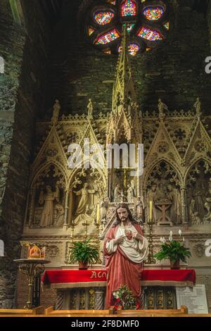 Killarney, Irland, August 2019 Innenansicht, Nahaufnahme der Skulptur von Jesus Christus in der Seitennische in der St. Marys Kathedrale Stockfoto