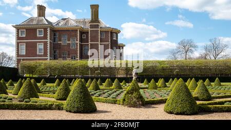 Der offizielle Cherry Garden im Ham House, Richmond upon Thames, London, Großbritannien, mit Kastenhecken und Lavendel in einem Gitter gepflanzt. Schinkenhaus im Hintergrund. Stockfoto