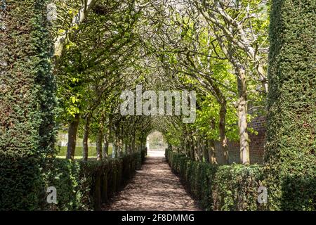 Blick auf den Garten im historischen Ham House, Richmond upon Thames, London, Großbritannien, fotografiert im Frühling. Stockfoto