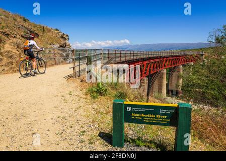 Radfahrer überqueren die Manuherikia River Brücke auf dem Otago Central Rail Trail, Otago, South Island, Neuseeland Stockfoto