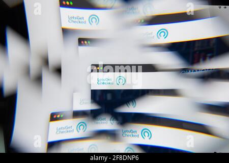 Mailand, Italien - 10. APRIL 2021: LetsGetChecked-Logo auf Laptop-Bildschirm durch ein optisches Prisma gesehen. Illustratives redaktionelles Bild von LetsGetChecked We Stockfoto
