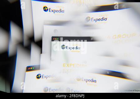 Mailand, Italien - 10. APRIL 2021: Liberty Expedia Holdings-Logo auf dem Laptop-Bildschirm durch ein optisches Prisma gesehen. Illustratives redaktionelles Bild von Liberty Stockfoto