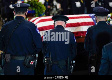 US Capitol Police Officers zollen dem ermordeten US Capitol Police Officer William „Billy“ Evans Respekt, als er am Dienstag, den 13. April 2021, im Capitol in Washington zu Ehren liegt.Quelle: J. Scott Applewhite/Pool via CNP /MediaPunch Stockfoto