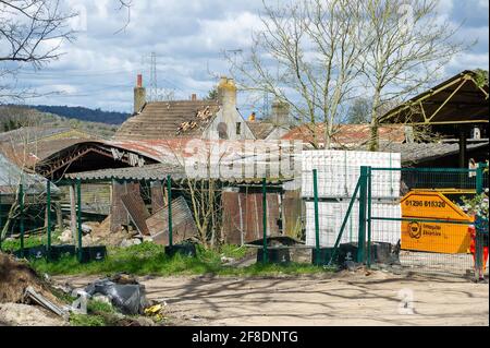 Aylesbury Valle, Großbritannien. April 2021. HS2 hat auch mit dem Abriss der Durham Farm neben Jones Hill Wood begonnen. HS2 hat die Bauern aus ihrem Familienhaus vertrieben und angeblich ohne finanzielle Entschädigung. Umweltaktivisten, die versuchen, Jones Hill Wood zu schützen, ergreifen rechtliche Schritte gegen Natural England, das die Lizenz an HS2 Fell Jones Hill Wood erteilt hat, obwohl es seltene Barbaren Fledermäuse im Holz hat. Die umstrittene und massiv über den Budget verfegte High Speed 2-Bahnverbindung von London nach Birmingham macht eine riesige Narbe über die Chilterns, die eine AONB ist. Kredit: M Stockfoto