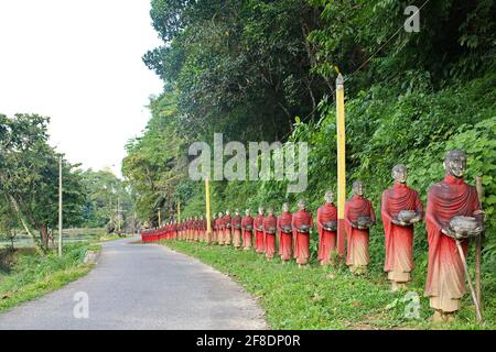 Statuen buddhistischer Mönche mit Almosenschalen (hPa-an Provinz, Myanmar) Stockfoto