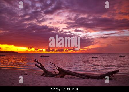 Landschaft mit Sonnenuntergang am Sandstrand auf der Insel Lembongan, Bali, indonesien Stockfoto