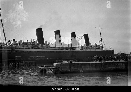 AJAXNETPHOTO. 1931. SOUTHAMPTON, ENGLAND. - CUNARDER REFIT - RMS MAURETANIA WIRD ZUR ÜBERHOLUNG IN DAS SCHWIMMENDE TROCKENDOCK GEZERRT, NACHDEM DER PASSAGIERDAMPFER IN 31 TAGEN VIER MAL DEN NORDATLANTIK ÜBERQUERT HAT. FOTOGRAF:UNBEKANNT © DIGITAL IMAGE COPYRIGHT AJAX VINTAGE PICTURE LIBRARY SOURCE: AJAX VINTAGE PICTURE LIBRARY COLLECTION REF:31 16 Stockfoto