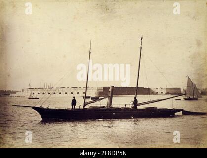 AJAXNETPHOTO. 1873-1890 (CA.). PORTSMOUTH, ENGLAND. - DAMPFSCHOONER YACHT - VOSPER BAUTE DAMPFSCHOONER MANIPULIERT YACHT NACH AUSSEN MÖGLICHERWEISE VON DER NÄHE DES ALTEN PORTSMOUTH SQUARE TOWER MIT FORT BLOCKHOUSE IM HINTERGRUND FOTOGRAFIERT. FOTOGRAF:UNBEKANNT © DIGITAL IMAGE COPYRIGHT AJAX VINTAGE PICTURE LIBRARY SOURCE: AJAX VINTAGE PICTURE LIBRARY/VT COLLECTION REF:VTCOLL D161401 5983 Stockfoto